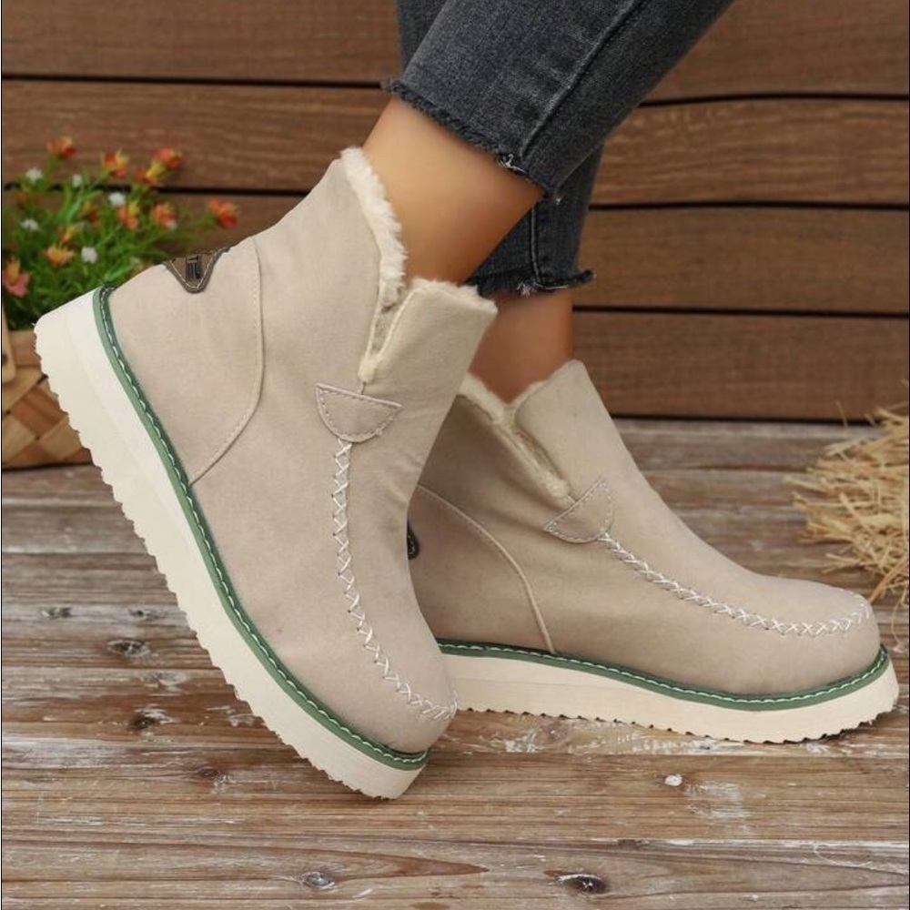 SHEIN nwot vegan leather Sherpa line chunky sole boots